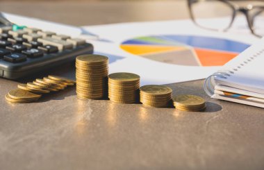 Madeni para ve hesap makinesi ile finansal endeksleri stokla. Muhasebe piyasası ekonomi analizinde finans borsası.