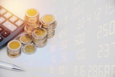 Çift pozlama hesap makinesi ile büyüyen borsa endeksi grafiği. Finansal hisse senedi piyasasında muhasebe piyasa ekonomisi analizi.