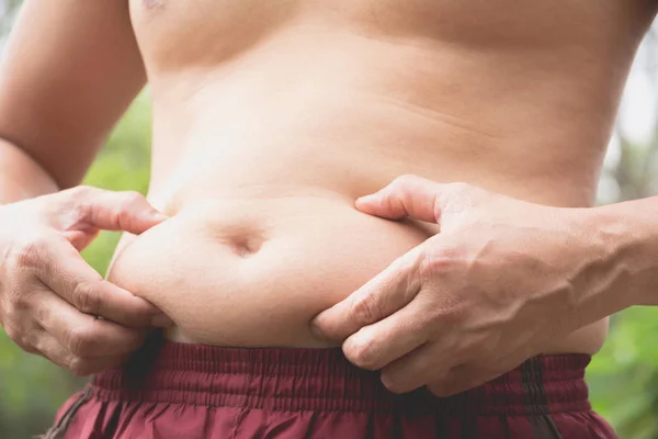 Hombre gordo del vientre. Los peligros de la grasa del vientre. Hombre en riesgo de diabetes . — Foto de Stock