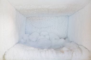 Buzdolabı boş. Buz birikmesi dondurucu duvarları içinde.