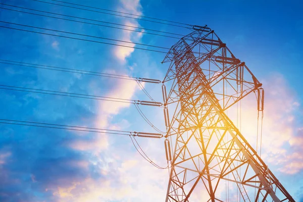 Palo ad alta tensione su sfondo cielo blu. Torre ad alta tensione . — Foto Stock