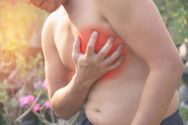 Hombre que sufre de dolor en el pecho. Dolor agudo en un concepto muscular de hombre con mancha roja . — Foto de Stock