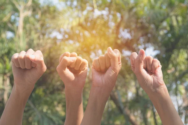 Рука людей поднимает руку, показывая силу на фоне природы . — стоковое фото