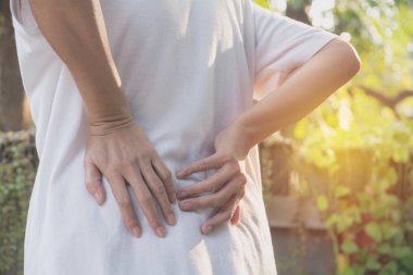 Sırt ağrısı, omurilik hasarı ve kas sorunu sorun açık, acı bir kadın.