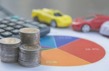 Araba sigortası ve araba Servisi. Araba sigortası, iş ve finansal kavramı.