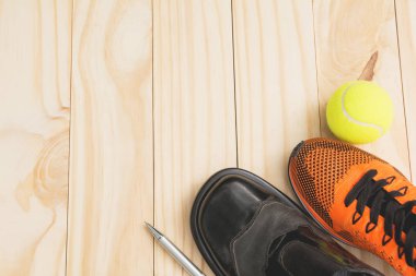 İş ve spor ayakkabılarının yarısında iş ve egzersiz için yaşam dengesi kavramı.