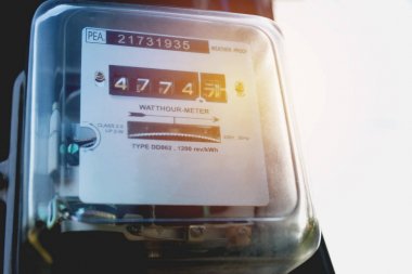 Elektrik sayacı güç kullanımını ölçüyor. Watt saat elektrik metre ölçüm aracı.