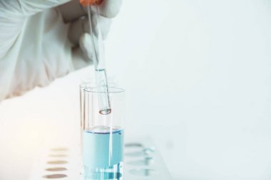 Analitik, tıbbi, ilaç ve bilimsel araştırma konsepti için sıvı ile cam laboratuvar kimyasal test tüpleri ile araştırmacı.