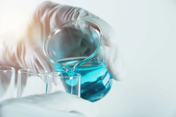 Kutató üveg laboratóriumi kémiai kémcsövek folyadék analitikai, orvosi, gyógyszerészeti és tudományos kutatási koncepció. — Stock Fotó