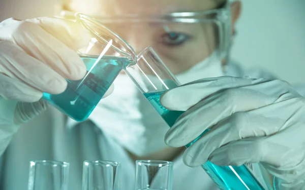 Onderzoeker met chemische reageerbuizen van glas met vloeistof voor analytisch, medisch, farmaceutisch en wetenschappelijk onderzoek. — Stockfoto