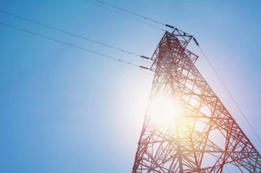 Yüksek gerilim kutup mavi gökyüzü arka plan üzerinde. Yüksek gerilim kule.