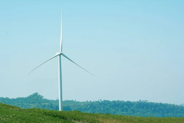 Turbine eoliche sotto il cielo blu. Turbine eoliche che generano elettricità . — Foto Stock