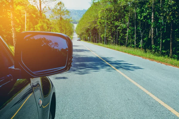 Conduciendo por el camino. Conducir un coche en la carretera de asfalto en verano . — Foto de Stock