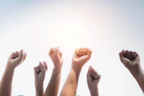 Mano delle persone braccio alzando mostrando potenza forte con sfondo cielo . — Foto Stock