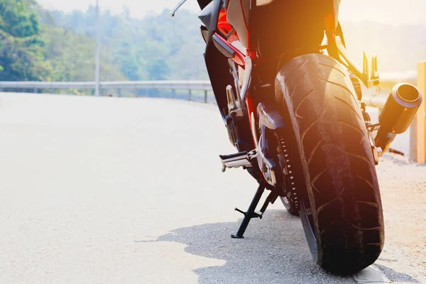 Yolun sağ tarafında ve metin için kopya alanı otopark motosiklet.