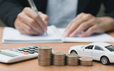 Araba sigortası ve araç hizmetleri ile iş adamı. Araba sigortası ve mali kavramı.