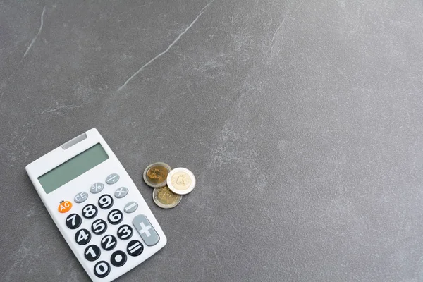 Índices financieros de acciones con moneda de pila y calculadora y espacio de copia para insertar texto. Concepto financiero y contable . —  Fotos de Stock