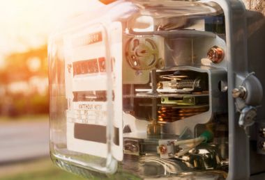 Elektrik sayacı güç kullanımını ölçüyor. Watt saat elektrik metre ölçüm aracı.