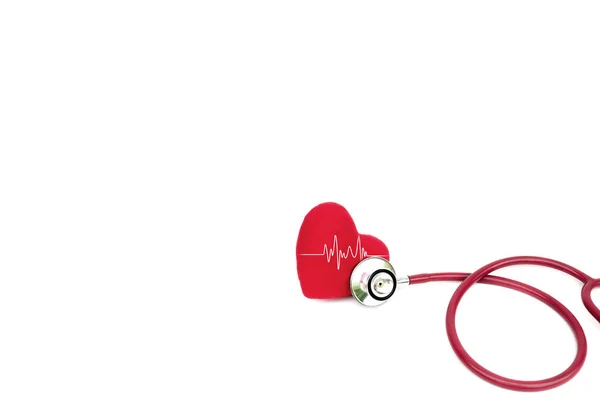 Stéthoscope rouge avec coeur isolé sur fond blanc et espace de copie pour insérer du texte . — Photo