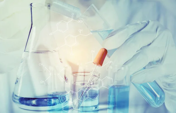 Kutató üveg laboratóriumi kémiai kémcsövek folyadék analitikai, orvosi, gyógyszerészeti és tudományos kutatási koncepció. — Stock Fotó