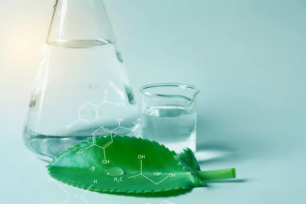 분석, 의학, 제약 및 과학 연구 개념을 위한 액체가 들어 있는 유리 실험실 화학 테스트 튜브. — 스톡 사진