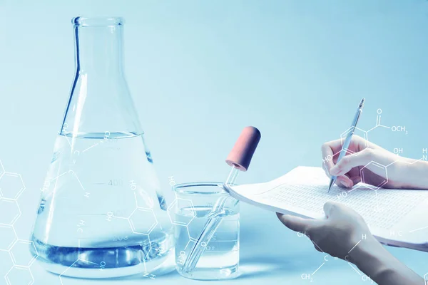 유리 실험실 화학 실험 튜브에 액체가 들어 있는 분석, 의학, 제약 및 과학 연구 개념의 연구. — 스톡 사진