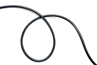 Beyaz arkaplan soyutlamasında siyah kablo izole edildi.