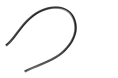 Beyaz arkaplan soyutlamasında siyah kablo izole edildi.