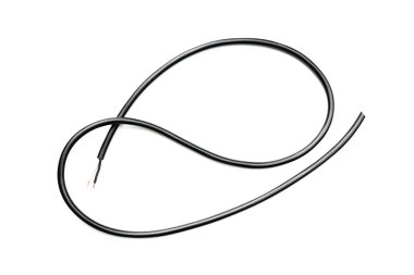 Beyaz arkaplan soyutlamasında siyah kablo izole edildi.