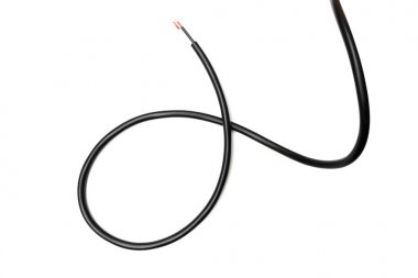 Beyaz arkaplan soyutlamasında siyah kablo izole edildi.