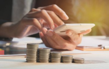 İşkadını yığın para ile hisse senedi mali endeksi ile hesap makinesi kullanma. Finansal hisse senedi piyasasında muhasebe piyasa ekonomisi analizi.