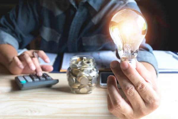 Männerhand mit Glühbirne für Innovation und kreatives Konzept . — Stockfoto