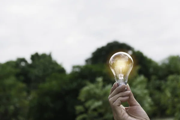 Innovazione ed energia concetto di mano tenere una lampadina e copia — Foto Stock