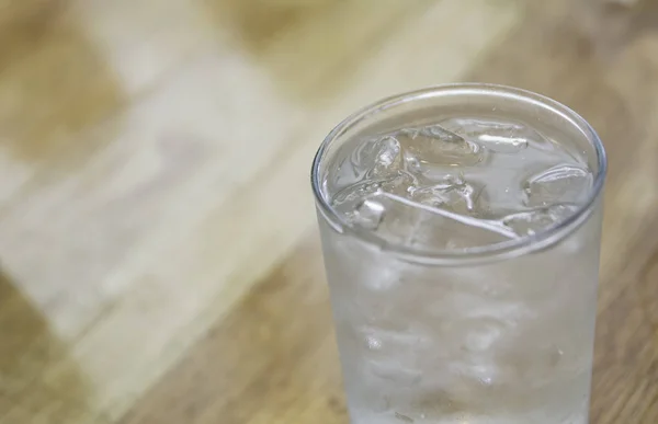 Крижана холодна вода в склі на дерев'яному столі з копіювальним простором. Випий — стокове фото