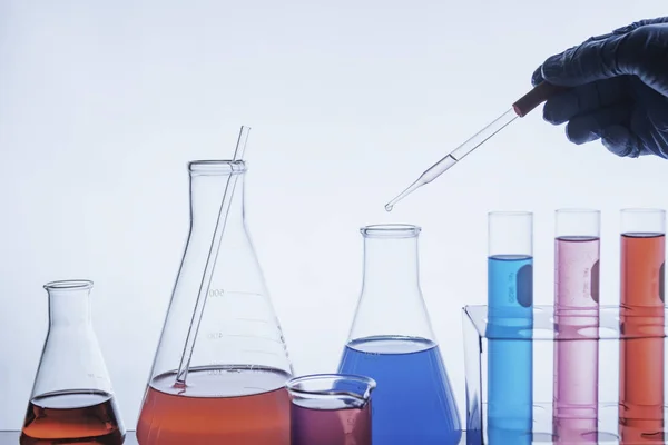 Forscher mit gläsernem Labor chemische Reagenzgläser mit Flüssigkeit — Stockfoto