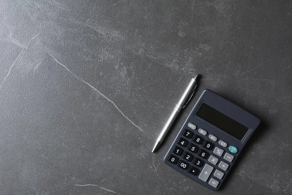 Primer plano de la calculadora negra con bolígrafo y espacio de copia. Tecnología —  Fotos de Stock
