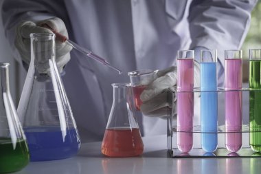 Araştırmacı cam laboratuvar kimyasal test tüpleri ile sıvı ile