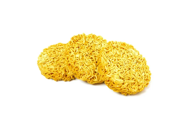 Ωμό ξηρό στιγμιαίο noodle απομονώνονται σε λευκό φόντο. Τρόφιμα και ποτά — Φωτογραφία Αρχείου