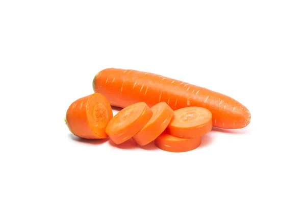 新鲜的胡萝卜和胡萝卜片在白色背景上分离。克洛斯 — 图库照片