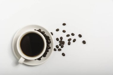 Beyaz arka planda izole edilmiş bir kahve fincanı. Yiyecek ve içecek konsepti.