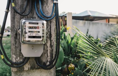 Elektrik sayacı güç kullanımını ölçüyor. Watt saat elektrik metre ölçüm aracı.