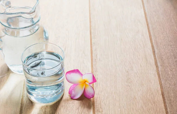 Vizespohár Üveggel Asztalon Üveg Tiszta Ivóvíz Fénymásoló Felülettel — Stock Fotó