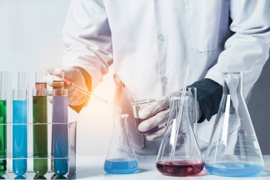 Analitik, tıbbi, ilaç ve bilimsel araştırma konsepti için sıvı ile cam laboratuvar kimyasal test tüpleri ile araştırmacı.
