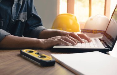 Mimari mühendis çalışma konsepti ve inşaat araçları veya masadaki güvenlik ekipmanları.