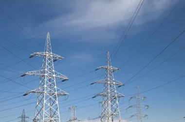 güç hattı direkleri