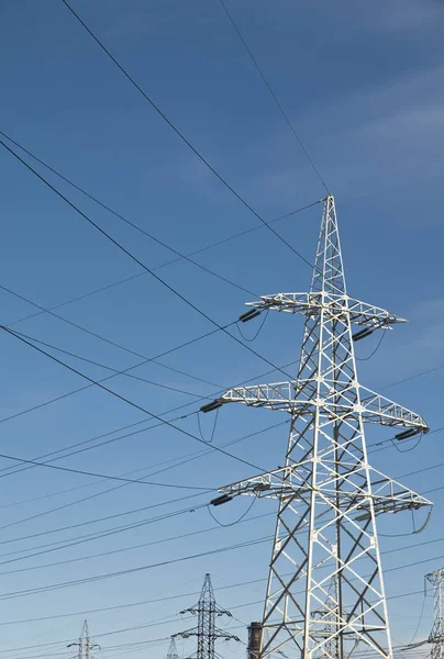 güç hattı direkleri