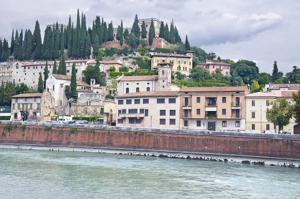 De kade van de Adige rivier in Verona, Italië — Stockfoto