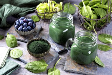 Spirulina ile yeşil smoothie