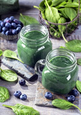 Spirulina ile yeşil smoothie