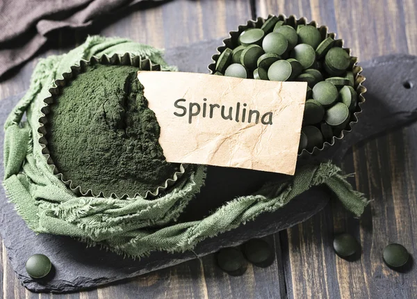Spirulina 정제와 파우더 — 스톡 사진